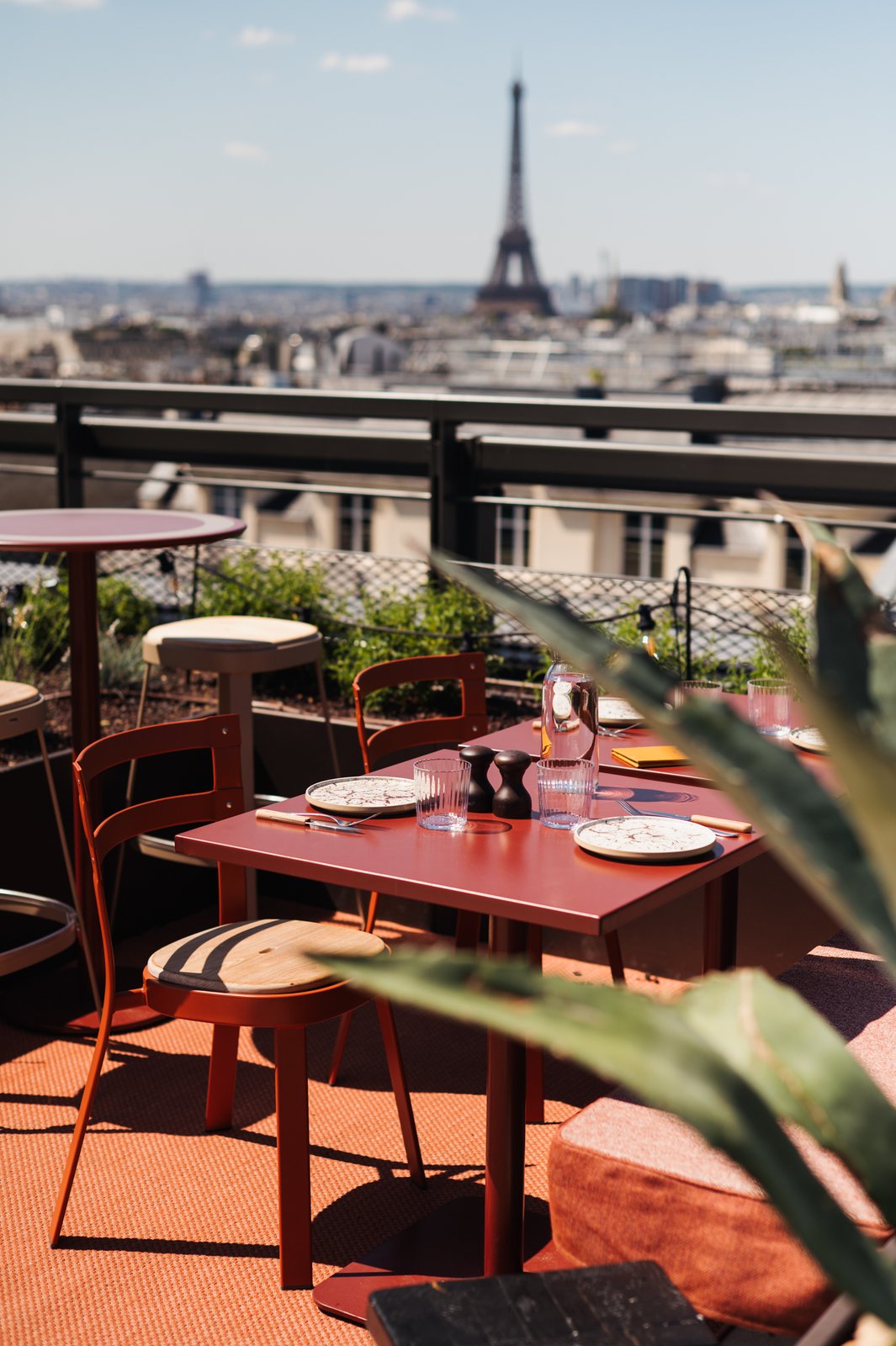 Terrasse d'une adresse Fuga avec vue sur la tour Eiffel