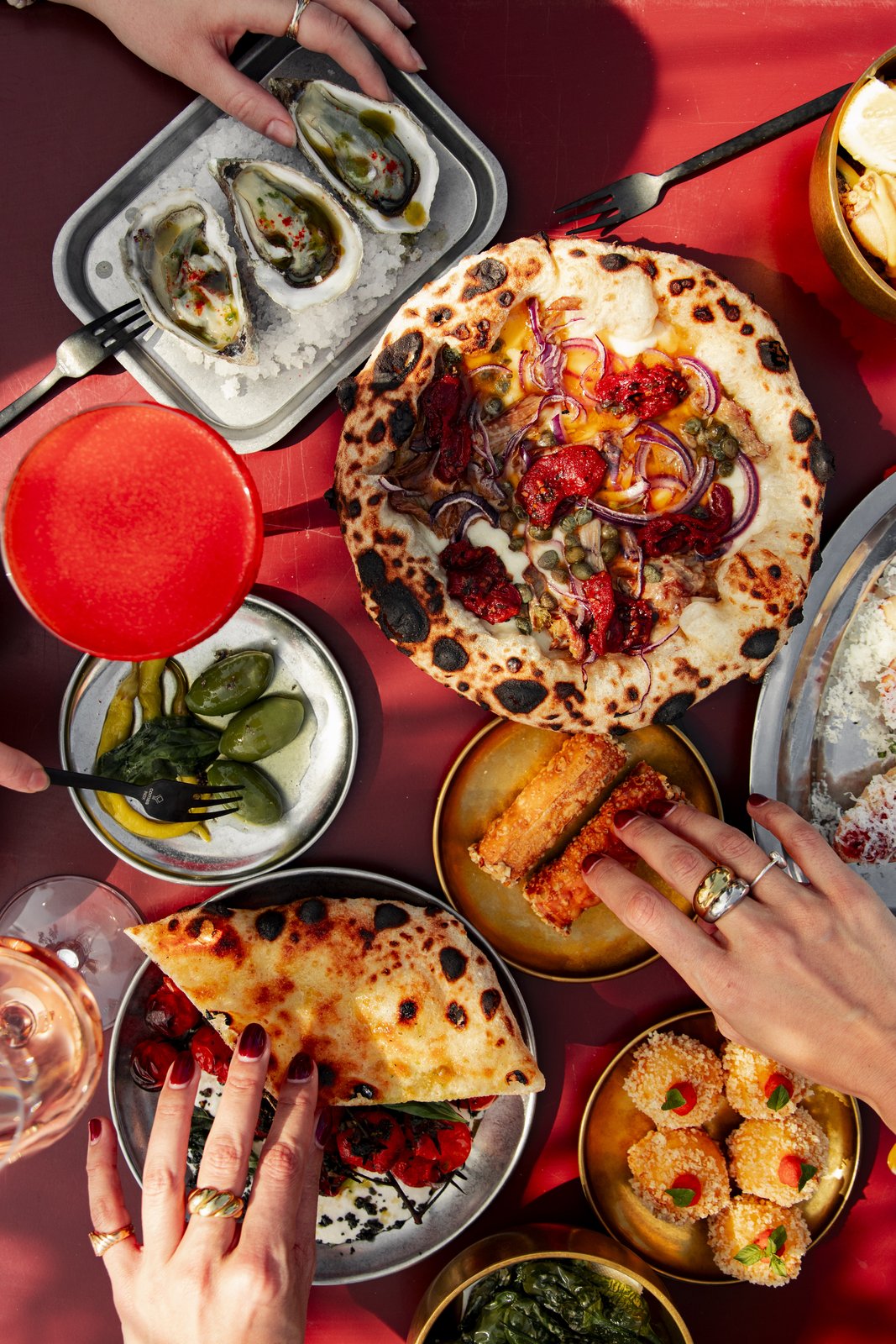 Plats méditerranéens partagés à la table d'un restaurant Fuga